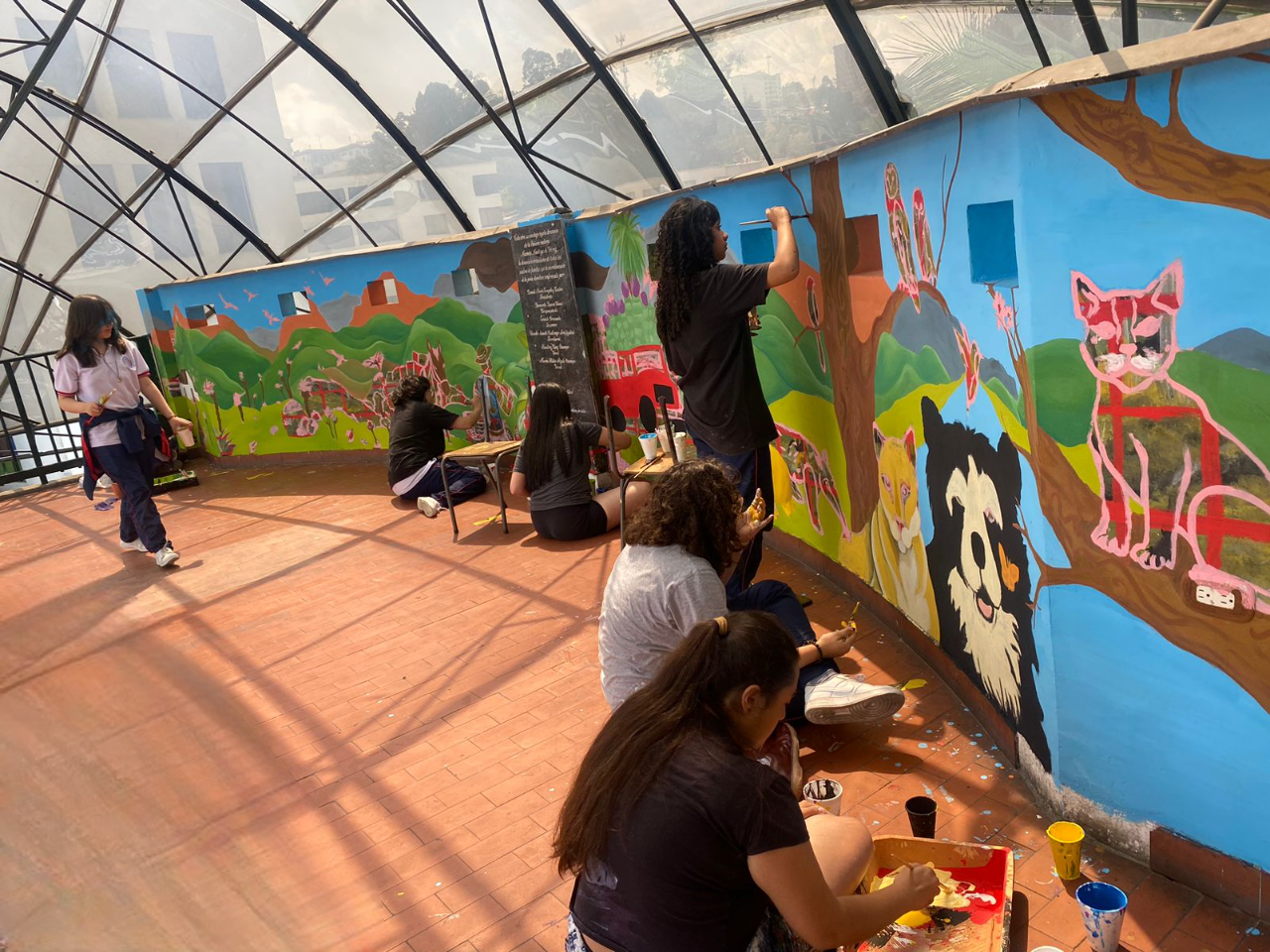 Renovación mural concha acústica por parte de las estudiantes