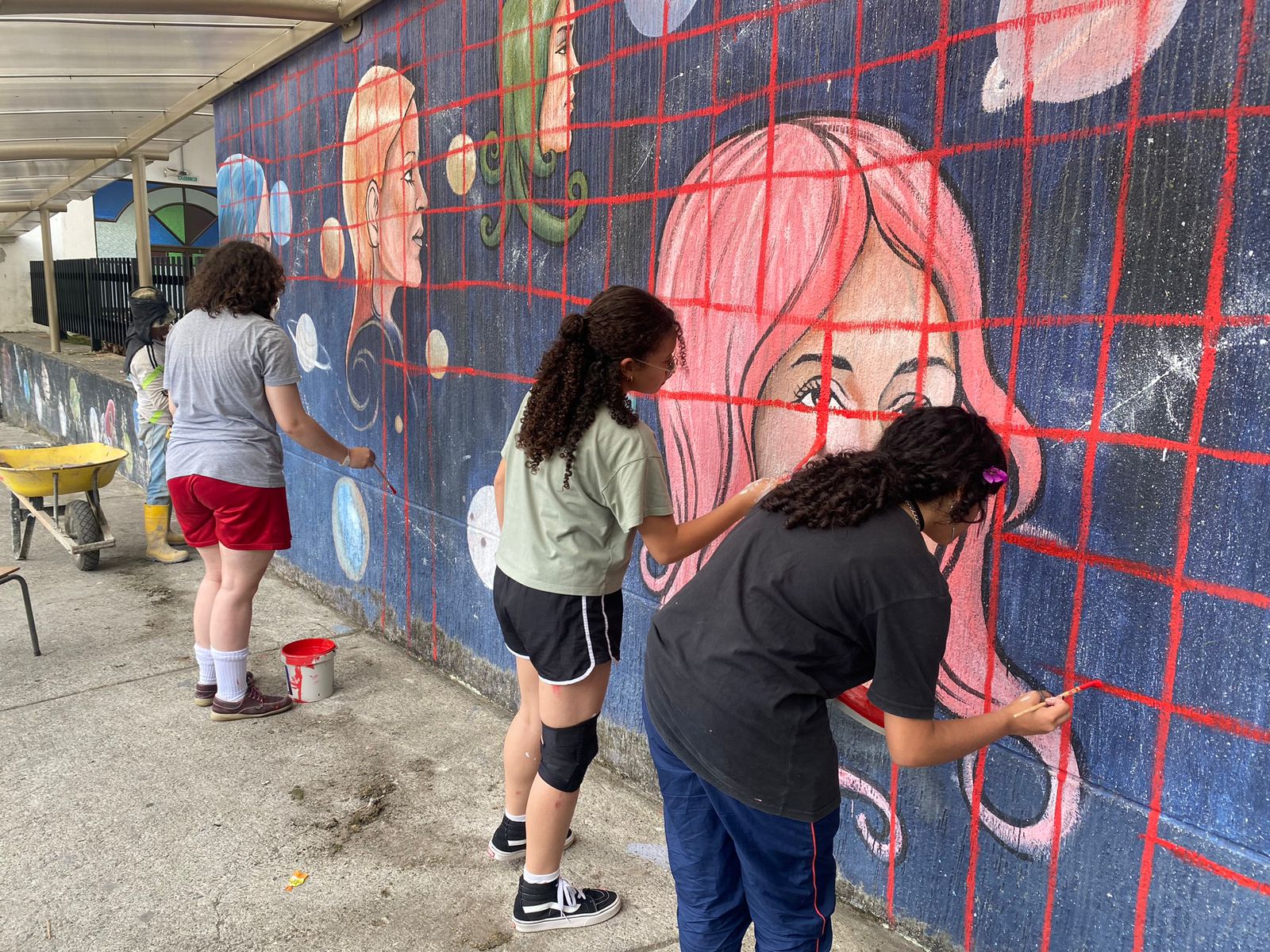 Artistas de la ENAE renovando mural de la entrada 2