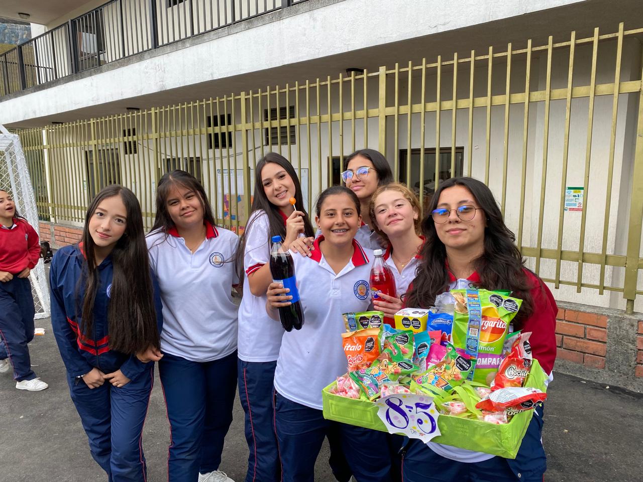 Estudiantes de secundaria entregando ancheta de amigo secreto