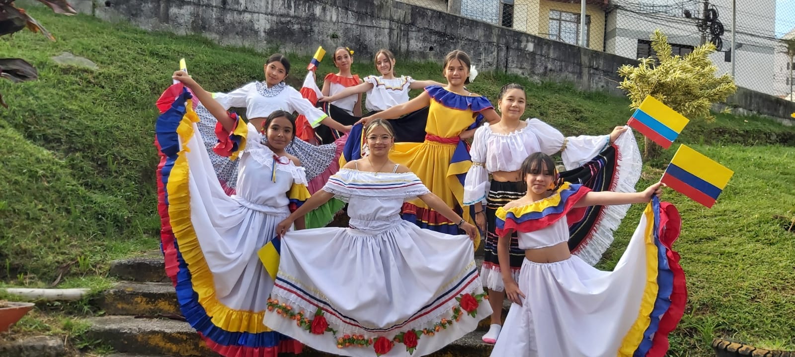 Estudiantes de la sede Alta Suiza vistiendo trajes típicos