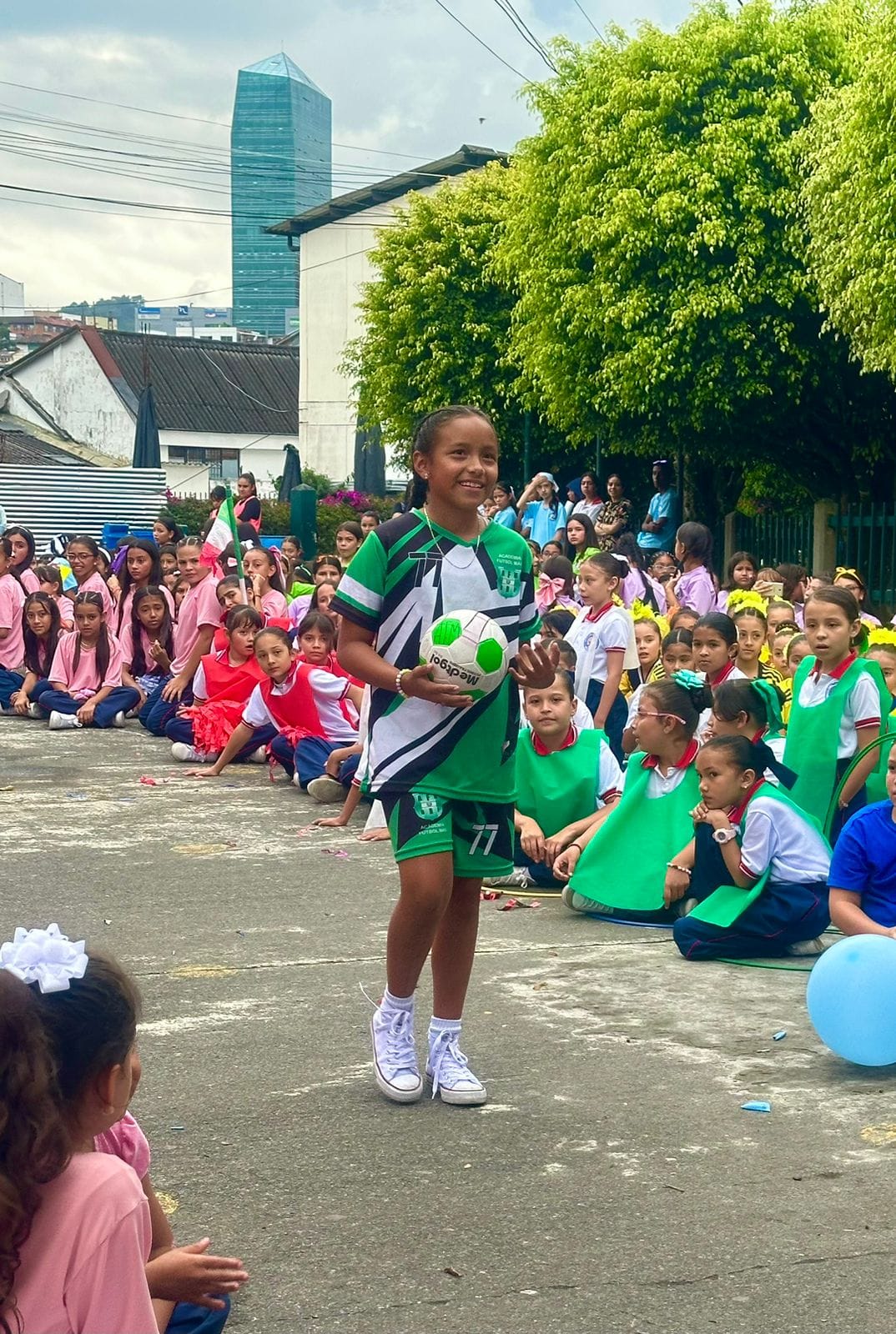 Futbolista participante de los interclases de primaria