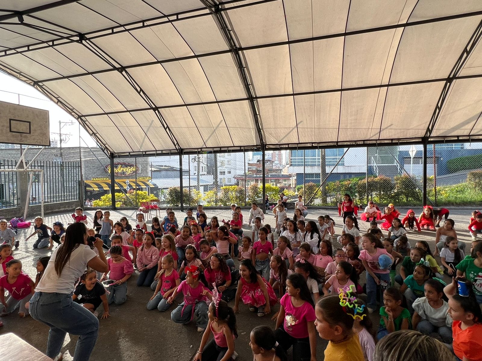 Estudiantes de la Sede Alta Suiza disfrutando de una alegre actividad en el patio del colegio